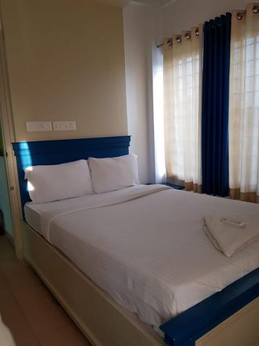 Cama o camas de una habitación en SHALOM RESIDENCY