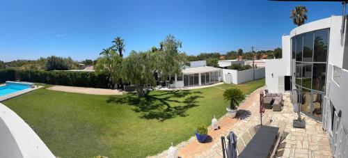 an aerial view of a house with a yard at VILA FLAMINGO in Belmonte