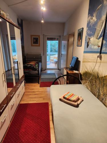 a living room with a table with a red rug at Monteur Wohnung in Borgeln bei Soest in Welver