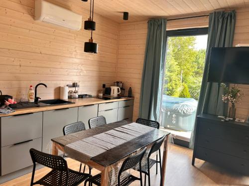 una cucina con tavolo, sedie e finestra di Norbea a Sasino