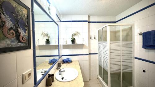 un baño con lavabo y ducha en Infinity Sea & Pool Oasis by Deihu Experiences, en Arona
