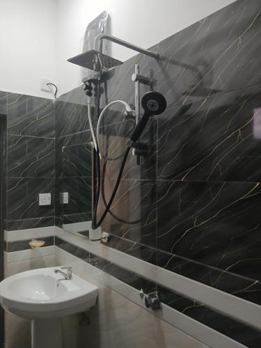 Bilik mandi di The Peak Residence