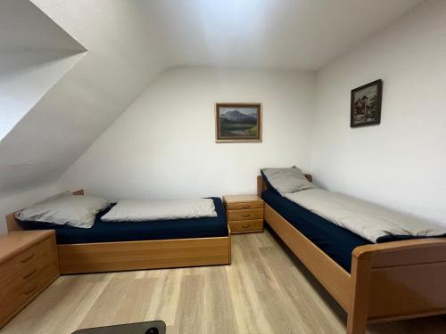 2 camas en una habitación pequeña con ermottermottermott en Beishan Apartment Dachgeschoss, en Núremberg