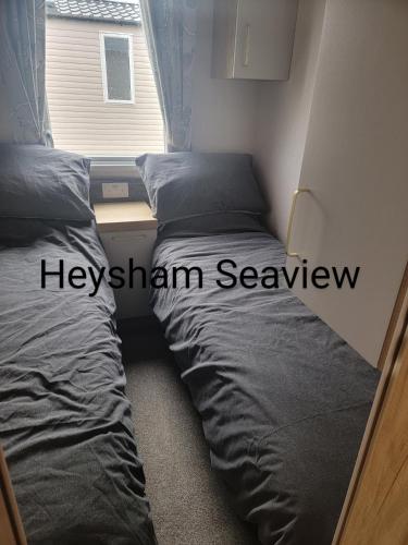 Postel nebo postele na pokoji v ubytování Heysham seaview