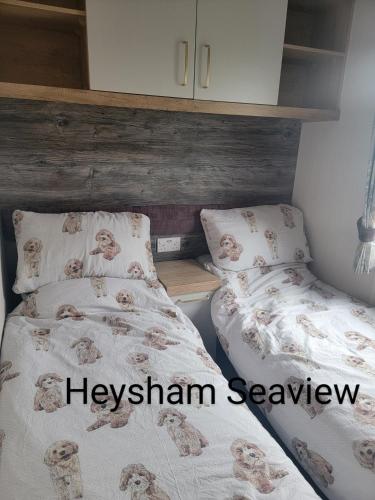 Postel nebo postele na pokoji v ubytování Heysham seaview