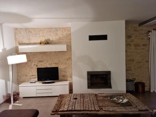 TV a/nebo společenská místnost v ubytování Spacious house in rural Quercy
