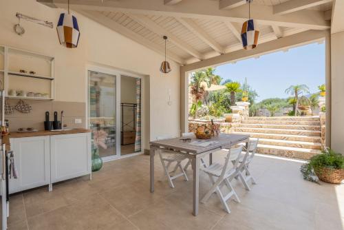 14th Oasis Family Room In Villa With Pool Near Palermoにあるバルコニーまたはテラス