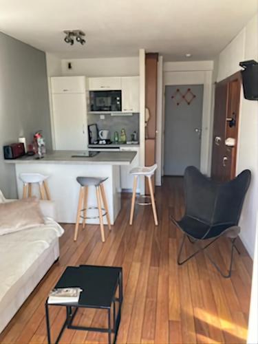 un salon avec un canapé et une table dans l'établissement Charming apartment 20 m from the beach in Arcachon, à Arcachon