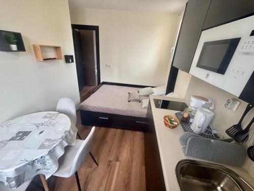 Cette petite chambre comprend un petit lit et un lavabo. dans l'établissement Escapade saint Michel, à Pontorson