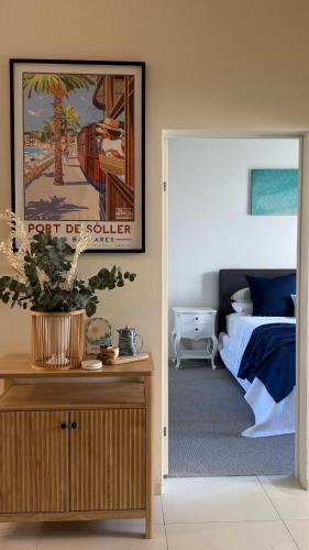 a bedroom with a bed and a painting on the wall at Carlton 1910 Manly Hideaway in Sydney