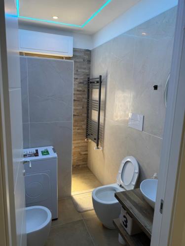 ein Badezimmer mit Toilette und Waschbecken in der Unterkunft Stella di Mare in Montesilvano
