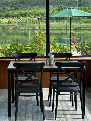 Balkón nebo terasa v ubytování Moretoni Lake Resort