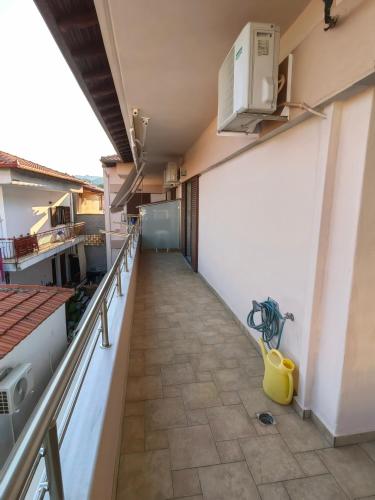 an empty hallway of a kitchen in a building at Sartoupoli in Sarti