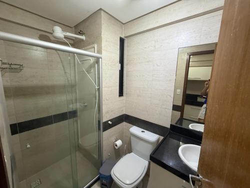 un bagno con wc, lavandino e doccia di Mar do cabo Branco by Allmare Temporada a João Pessoa