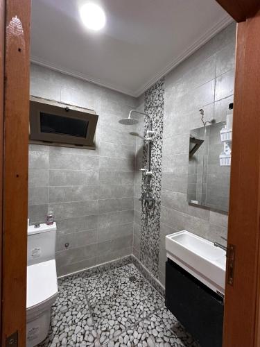 a bathroom with a sink and a toilet at Villa avec piscine in Meknès