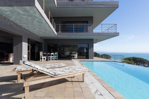 Bazén v ubytování Gordons Bay Villa with Pool nebo v jeho okolí