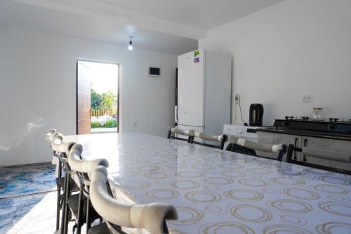 Η κουζίνα ή μικρή κουζίνα στο Cholpon Sun Guest House