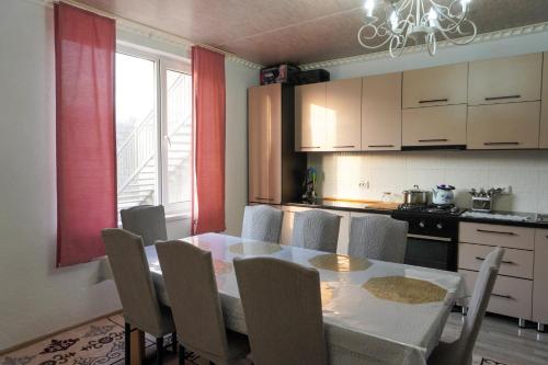 Η κουζίνα ή μικρή κουζίνα στο Cholpon Sun Guest House