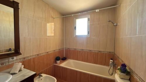 Bilik mandi di Casa para 12 con Piscina frente a la playa