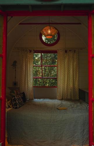 Ein Bett oder Betten in einem Zimmer der Unterkunft Shromantic Garden