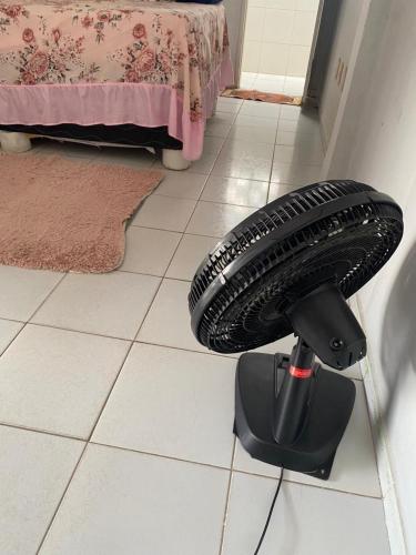 a tire sitting on a stand in a bathroom at Apartamento Natal ZN disponível próximo Shopping in Natal