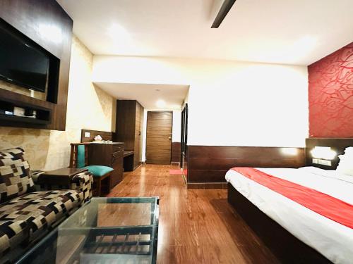Ένα ή περισσότερα κρεβάτια σε δωμάτιο στο Raj Mahal Inn Pvt Ltd