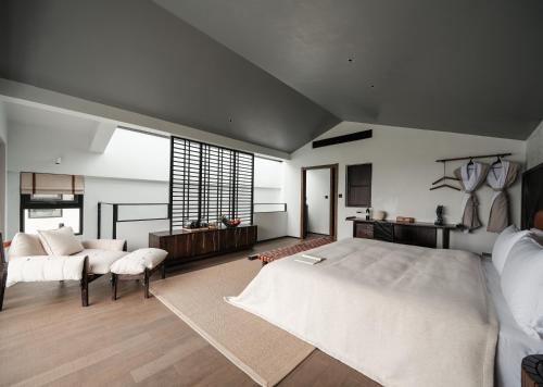 a bedroom with a large bed and a large window at Lijiang Jijian Xiangwang SOOOAN Luxury Resort Hotel in Lijiang