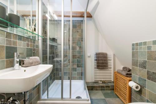 un bagno con lavandino e doccia di Dünenzauber a List