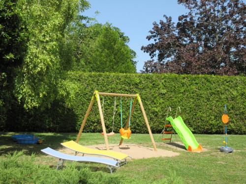 un gruppo di attrezzature per il parco giochi in un cortile di NOUVEAU - GÎTE DU MOULIN A VENT - Zoo à 10 mn - Jeux pour enfants a Noyers-sur-Cher