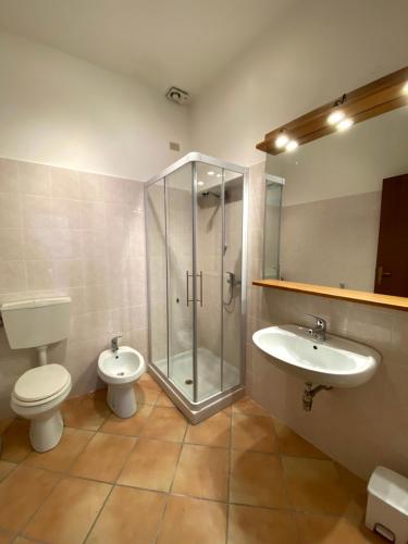Ένα μπάνιο στο Casa al Campanile First floor, LeonardosHome