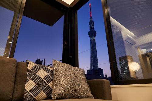 a living room with a view of the eiffel tower at Tokyo Sky Suite Hotel in Tokyo