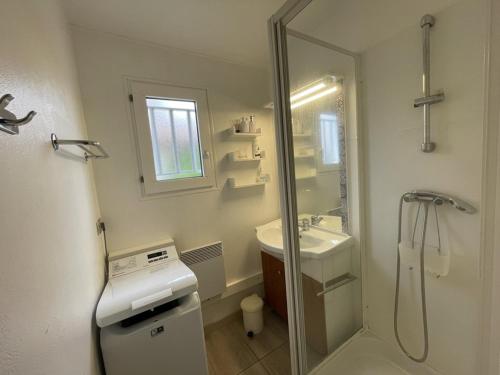 une salle de bain avec douche et lavabo dans l'établissement Appartement avec Piscine, Tennis et Terrasse à Soustons - FR-1-379-155, à Soustons