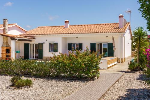 Sunny Ocean Villa with pool near Monte Clérigo beach