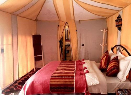 Postel nebo postele na pokoji v ubytování luxury safari camp