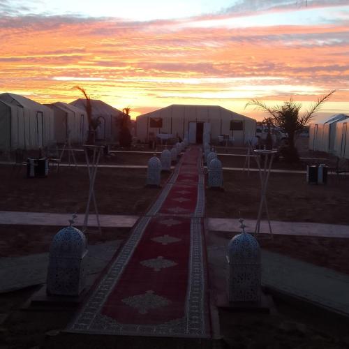 Východ nebo západ slunce při pohledu z luxury tent nebo okolí
