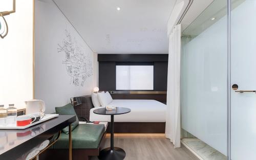 Uma cama ou camas num quarto em CitiGO Hotel Shanghai Jing'an Temple