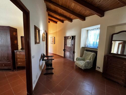 a living room with a chair and a mirror at Dormo in mulino in Bagnasco