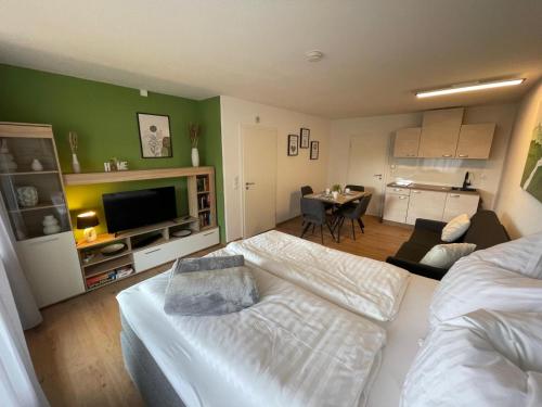 Postel nebo postele na pokoji v ubytování Ausblick in den Bayerischen Wald - Moderne Ferienwohnung
