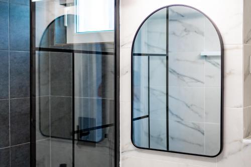 un miroir sur un mur dans une salle de bain dans l'établissement Golden Glow Hideaway, à Bucarest