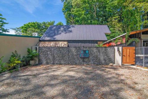 a house with a fence and a driveway at Aloki Wim 4 A pasos de la Playa in Punta Uva