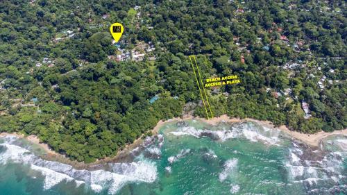 a yellow kite is flying over the ocean at Aloki Wim 4 A pasos de la Playa in Punta Uva