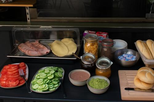 een tafel met veel verschillende soorten voedsel bij Camp Bursztynowy Las in Gdańsk