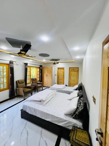 Postel nebo postele na pokoji v ubytování The HillTown Villa Skardu