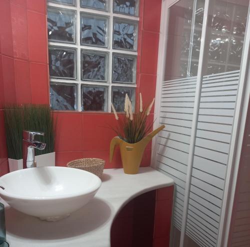 ein Badezimmer mit weißem Waschbecken und Fenster in der Unterkunft ColoR Living - loft & yard in Kardítsa