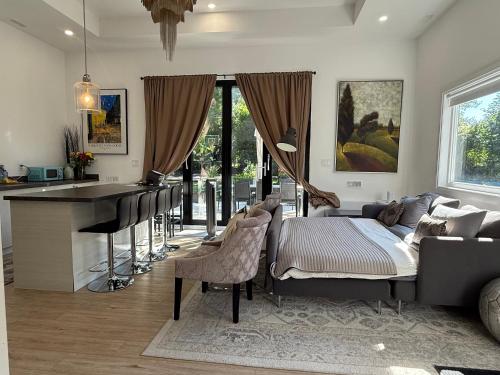 a living room with a bar and a couch and a table at Casa de Leon Lakeview Guesthouse in Mississauga