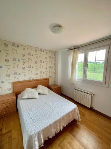 Postel nebo postele na pokoji v ubytování Chalet adosado con amplio jardín