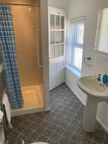 een badkamer met douche en wastafel bij Ludford View, riverside cottage in Ludlow with private parking in Ludlow