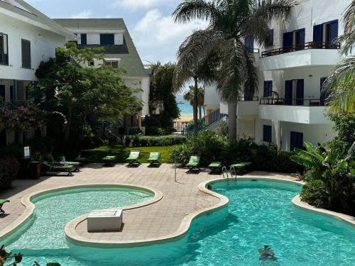 Kolam renang di atau dekat dengan Leme Bedje Three Bedroom - By Bobbywashere