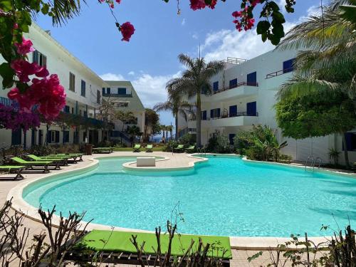 Kolam renang di atau dekat dengan Leme Bedje Three Bedroom - By Bobbywashere