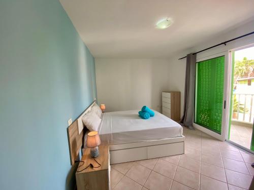 Katil atau katil-katil dalam bilik di Leme Bedje Three Bedroom - By Bobbywashere